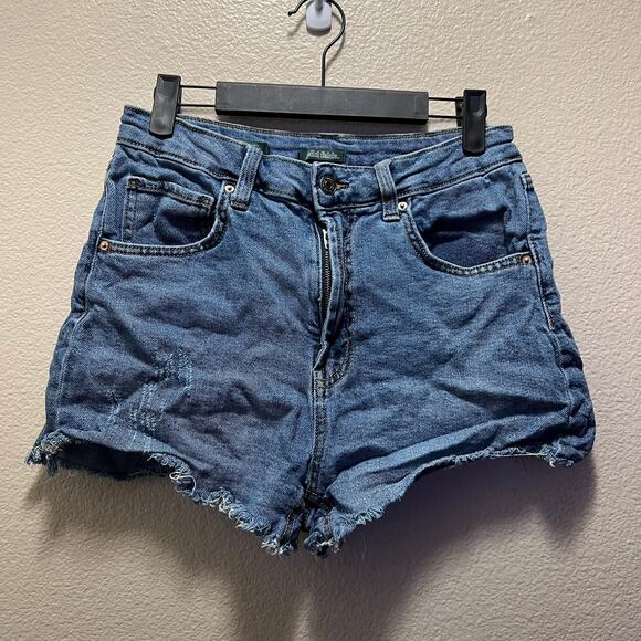 Wild Fable High Rise Mom Shorts Medium Wash Booty Shorts Frayed Cut Off Size 8 - Picture 2 of 10